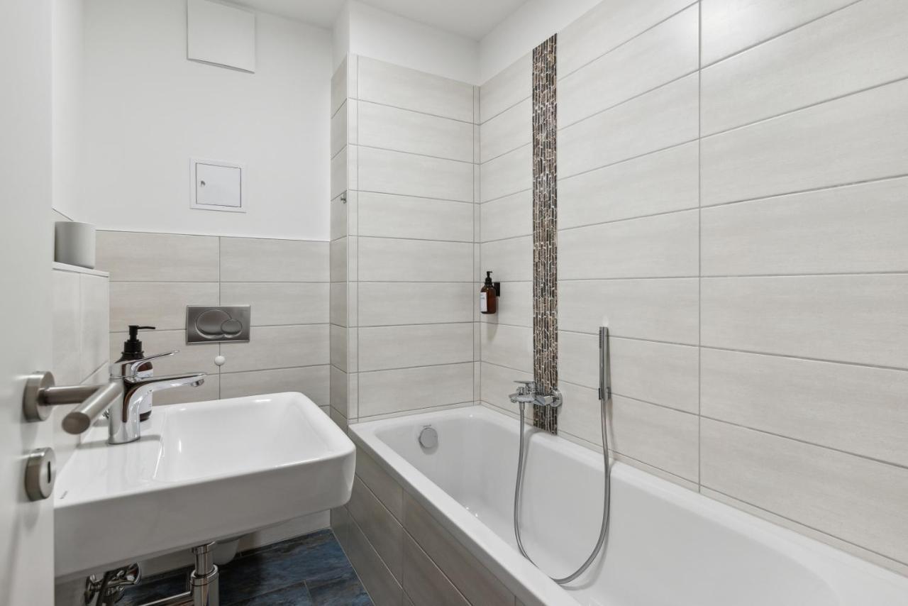 Vorstadtoase - 3 Personen - Apartment Mit Queensize-Bett, Badewanne, Schlafcouch, Parken, Netflix, Naehe Ber Айхвальде Экстерьер фото